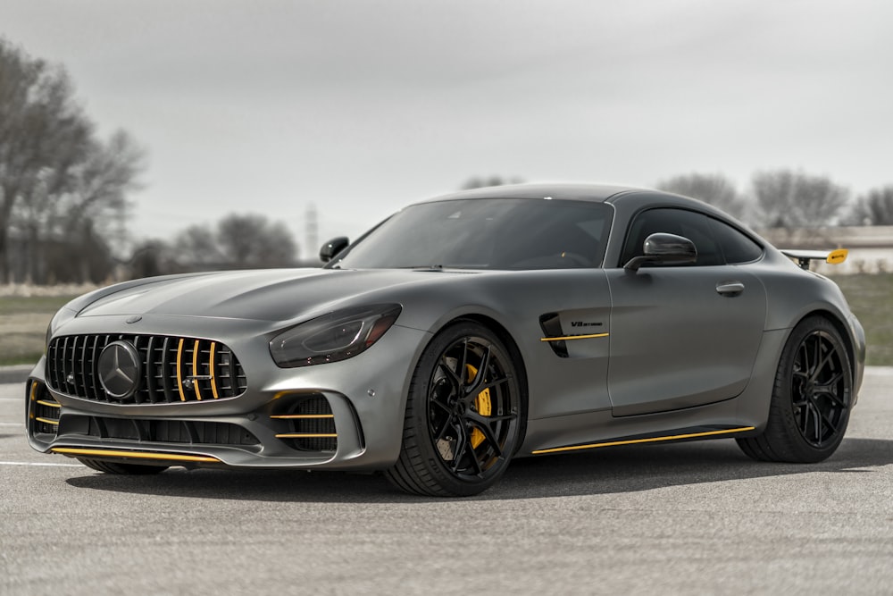 Berline sportive de luxe Mercedes de couleur noire étincelante sous un angle dynamique